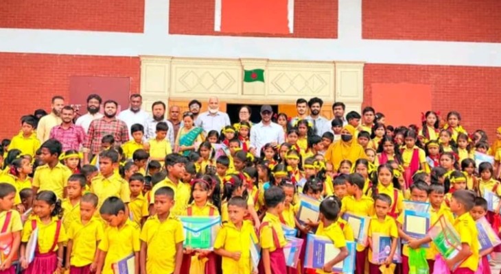হালুয়াঘাটে ৫০০ শিক্ষার্থীর মাঝে বিনামূল্যে শিক্ষা উপকরণ বিতরণ